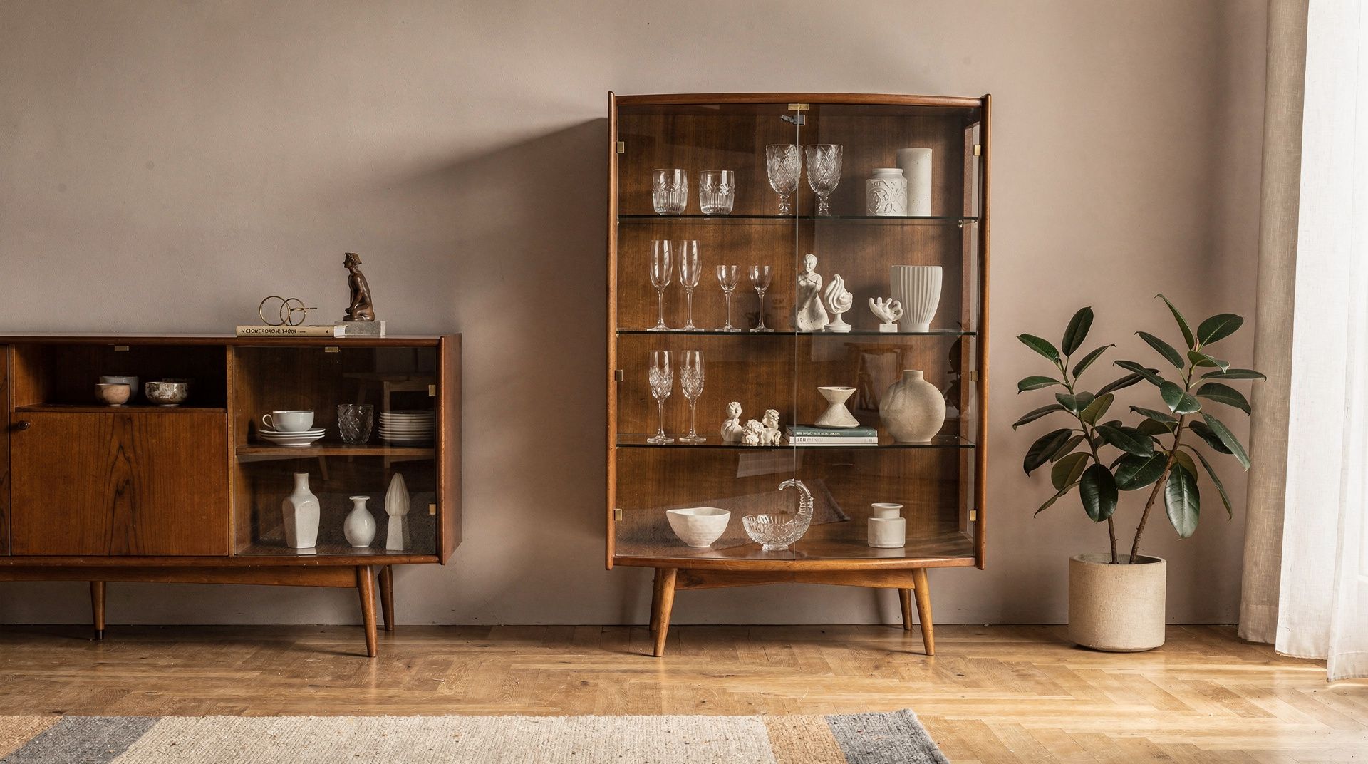 Mid-Century Vitrinen und Glasschränke