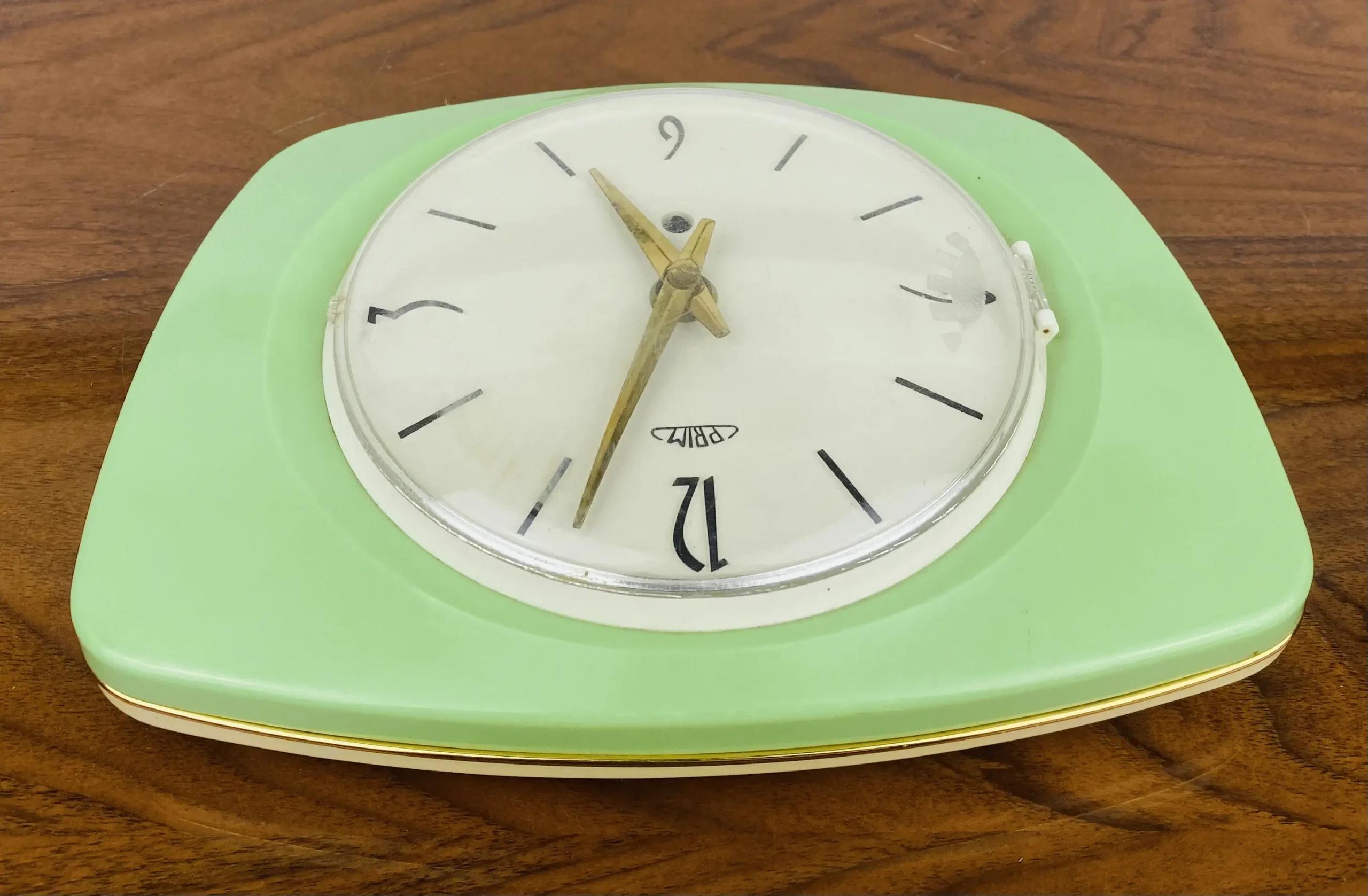 PRIM Wanduhr - Bauhaus-Stil - Pastellgrün - 1960er Jahre