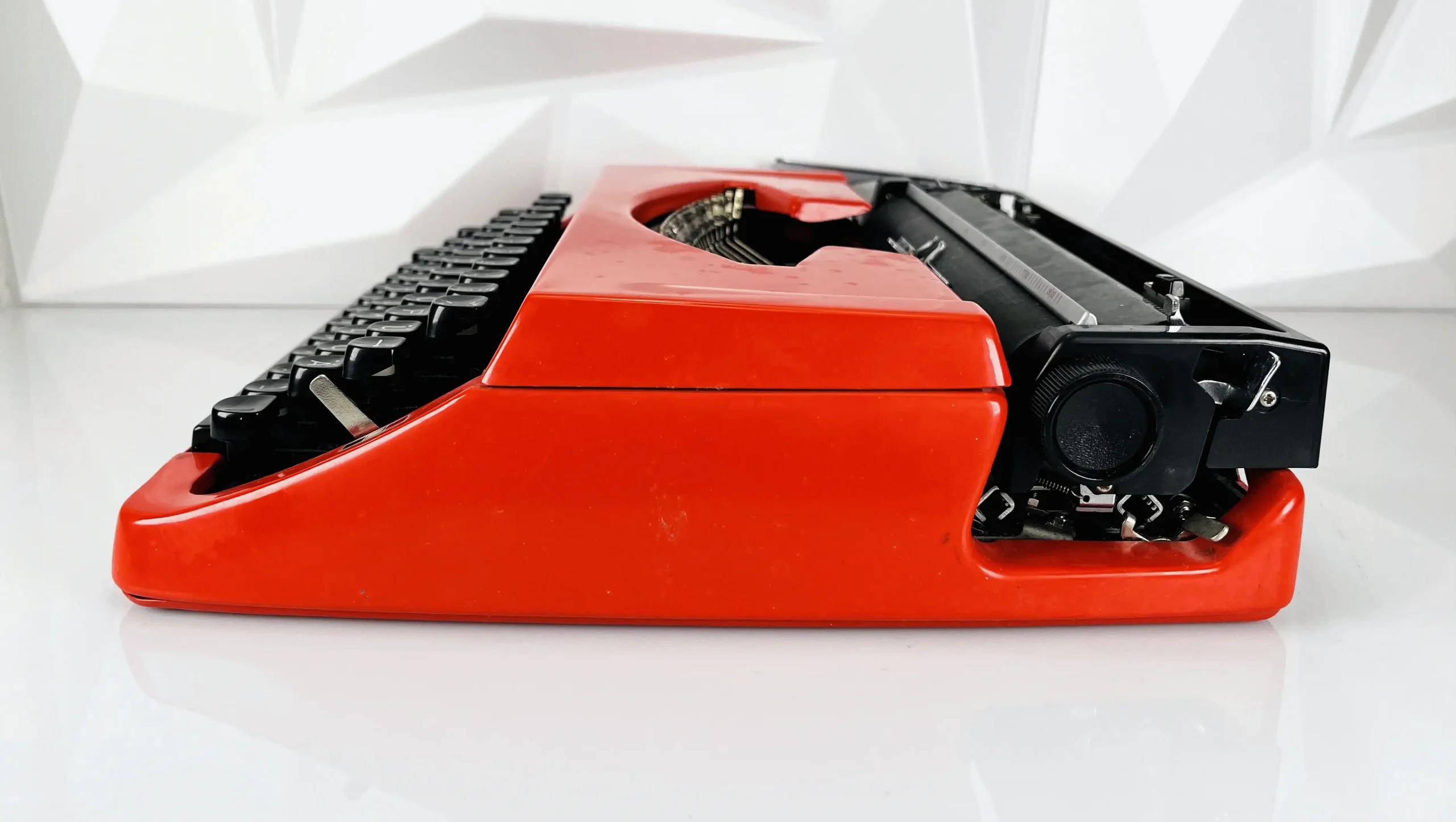 Brother Deluxe 220 rot | Vintage Schreibmaschine | QWERTZ Reiseschreibmaschine inkl. Hartplastik-Koffer