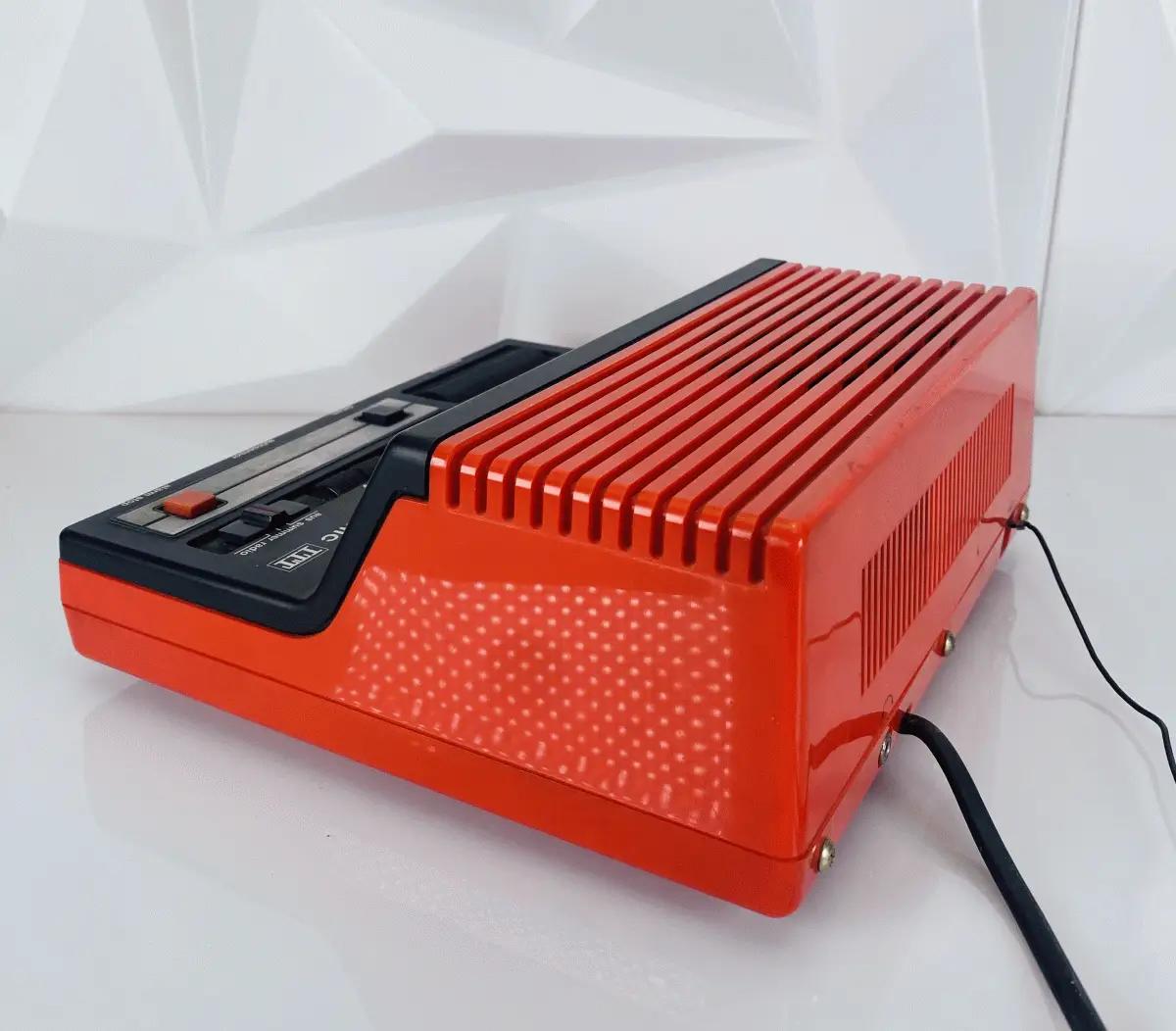 ITT Schaub-Lorenz Synchrontronic 107 - Vintage Digital-Radiowecker in Rot