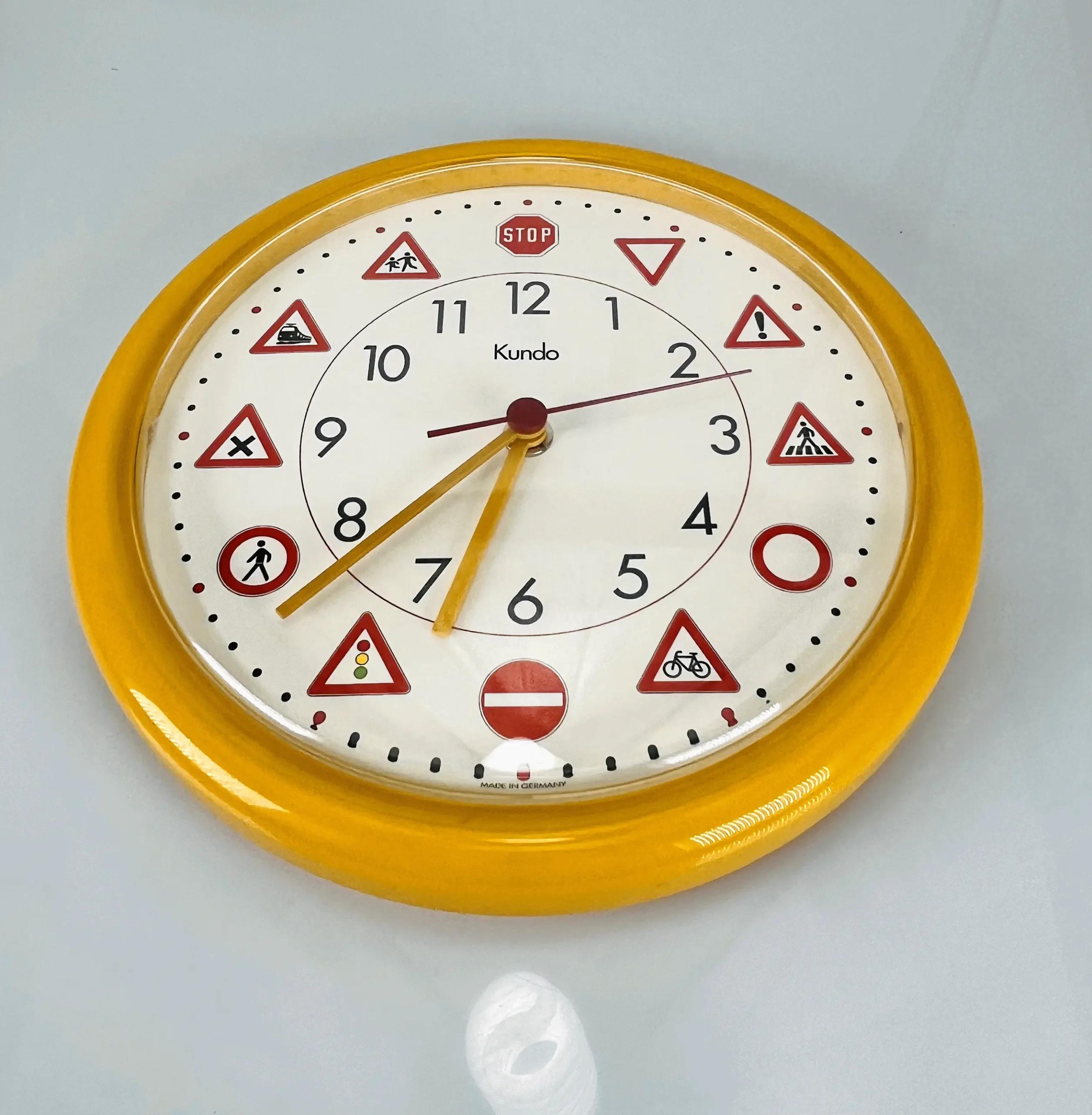 Kundo Wanduhr mit Verkehrszeichen | Gelb Kunststoff | 1970er Jahre
