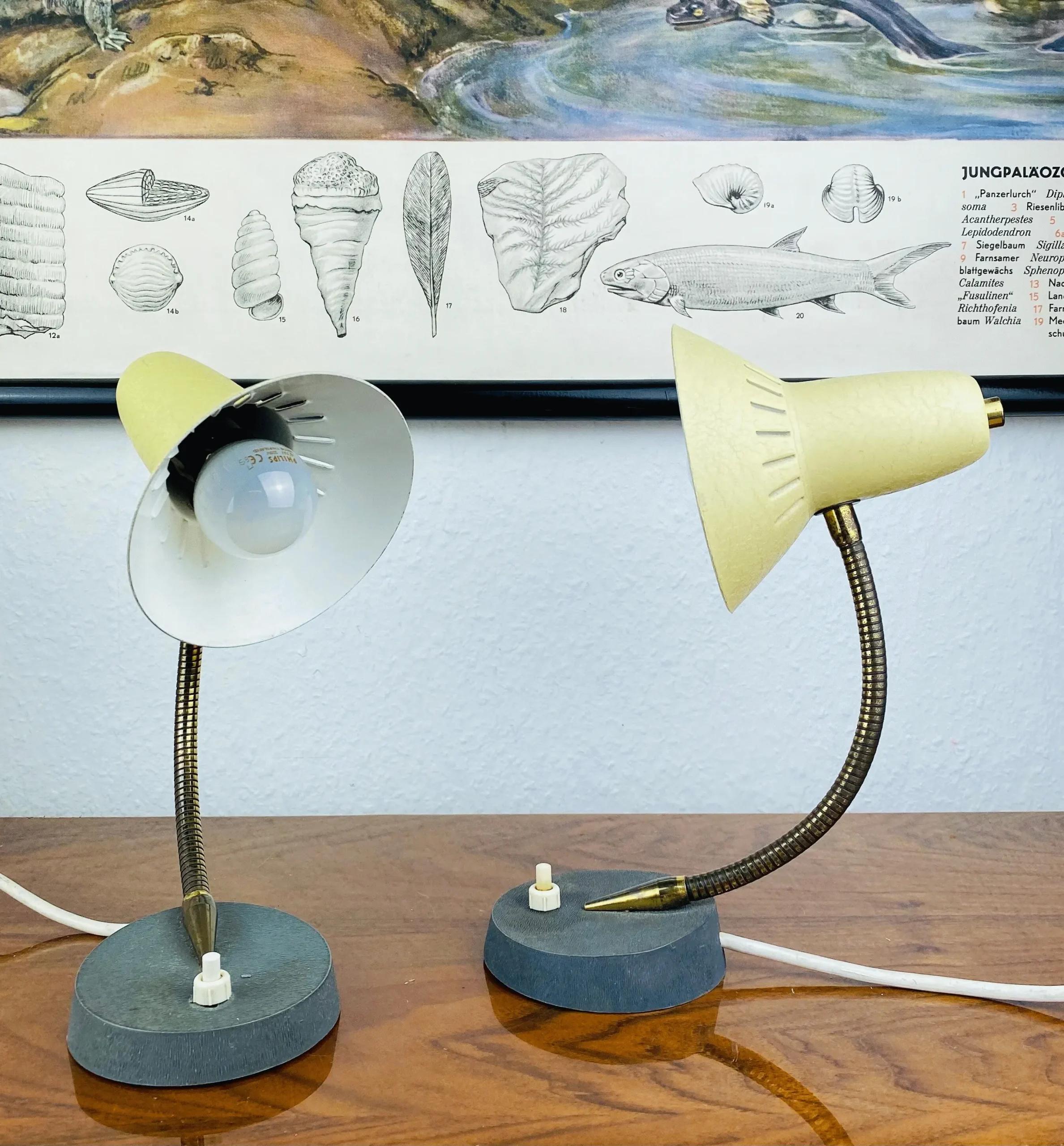 Paar Hillebrand Hexenhut Nachttischlampen | 1950er | Gelb & Messing | Mid-Century Modern