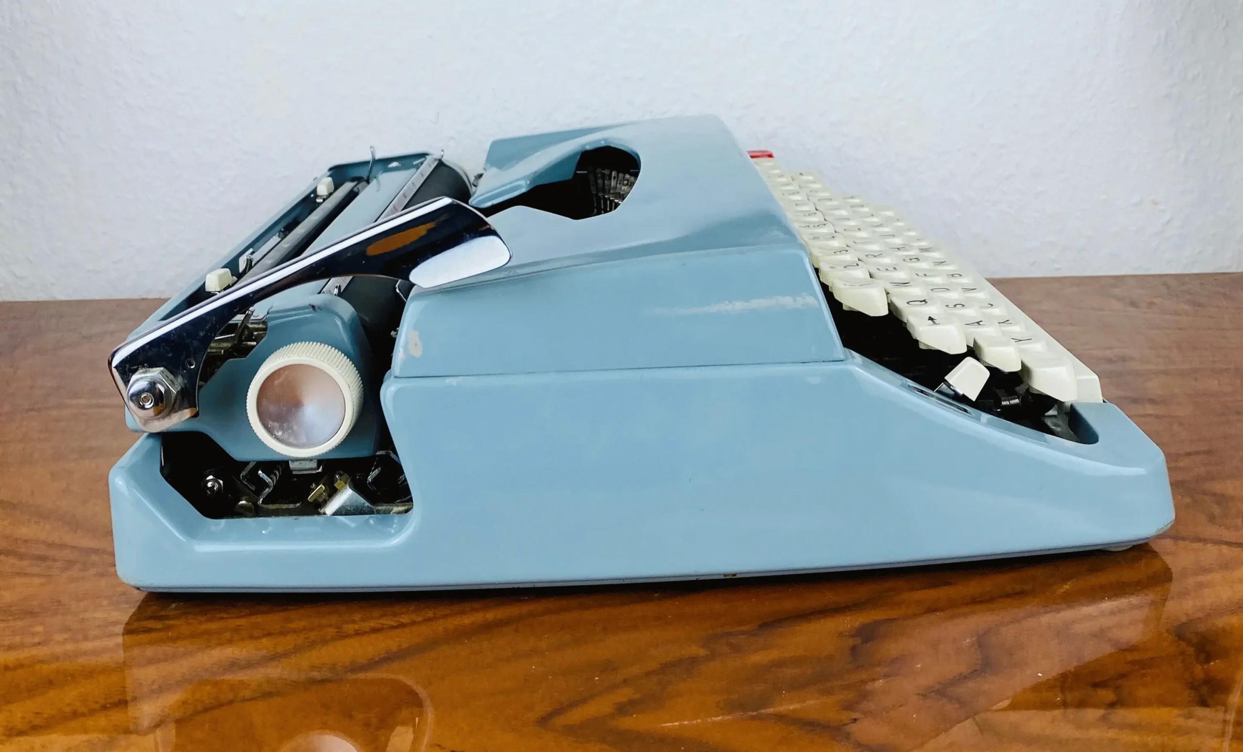 Brother De Luxe Schreibmaschine | Vintage 1960s | Babyblau mit Koffer | Japan