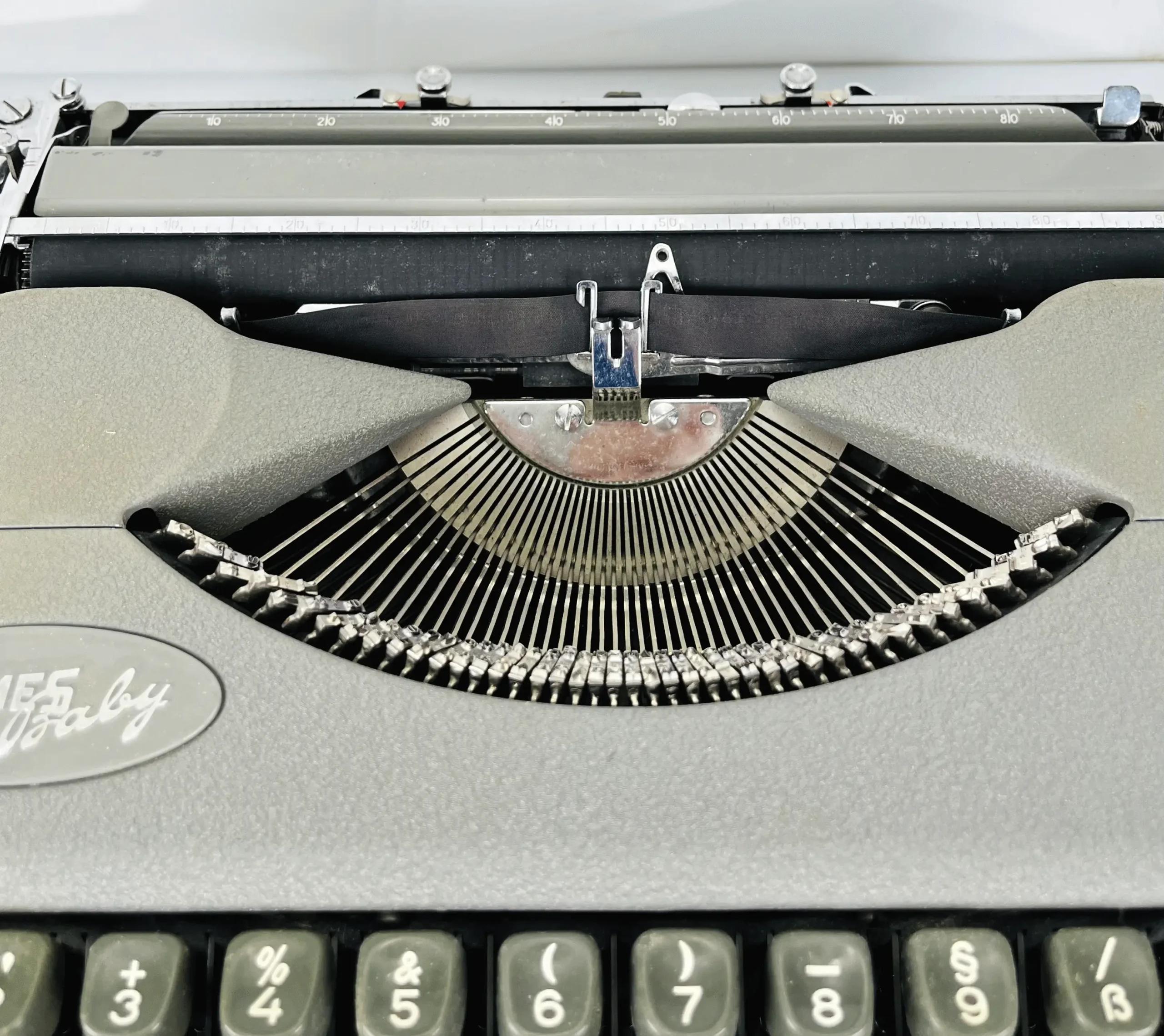 Hermes Baby Schreibmaschine | Grau | Schweizer Klassiker der 50er Jahre | QWERTZ | Tragbar mit Koffer