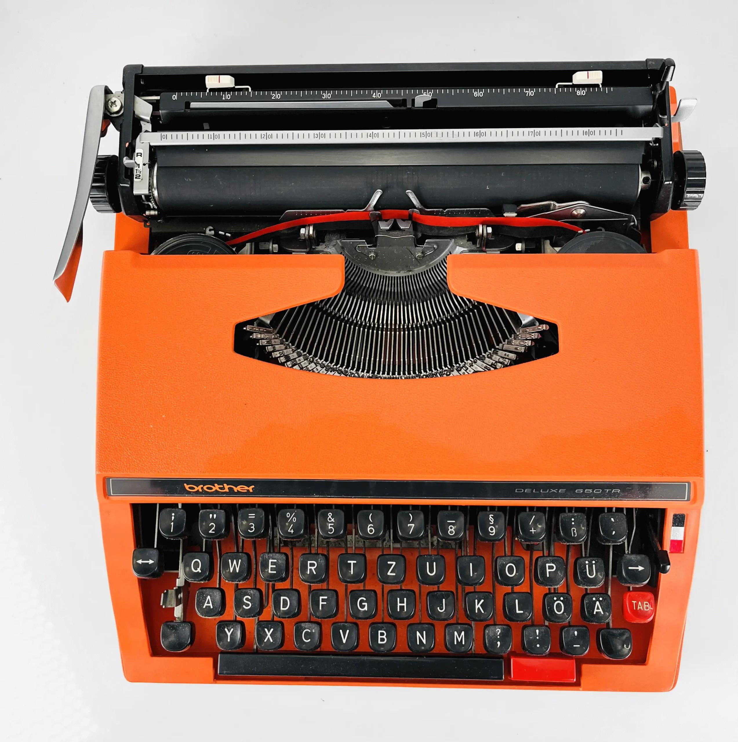 Brother Deluxe 650 TR Schreibmaschine | Orange | Vintage QWERTZ Reiseschreibmaschine inkl. Hartplastik-Koffer