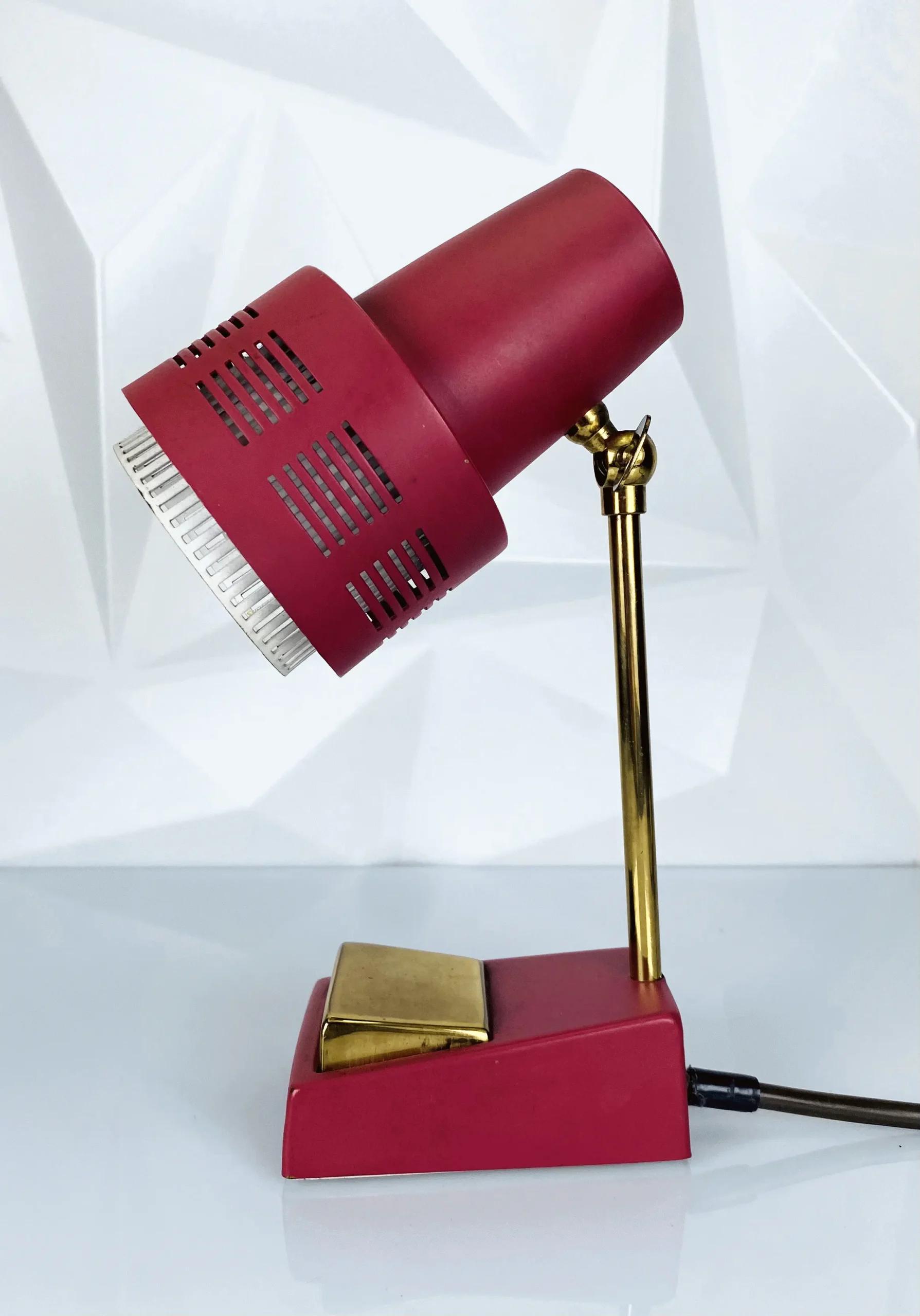 Mid-Century Tischlampe im Stil von Stilnovo | Roter Schirm & Messingfuß | 1950er Jahre
