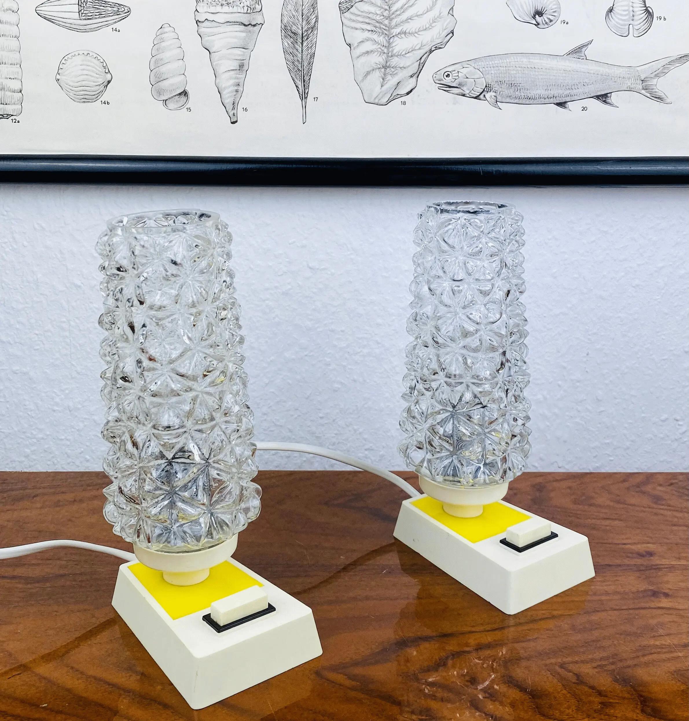 Space Age Nachttischlampen 70er | Gelber Sockel & Strukturglas