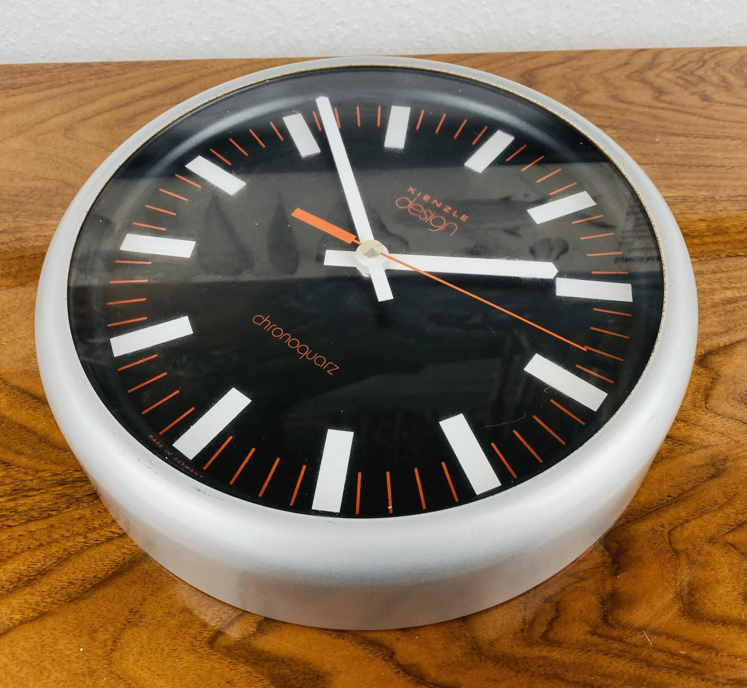 Kienzle Design Wanduhr - Chronoquarz - Schwarz/Weiß mit roten Akzenten - 1970er Jahre