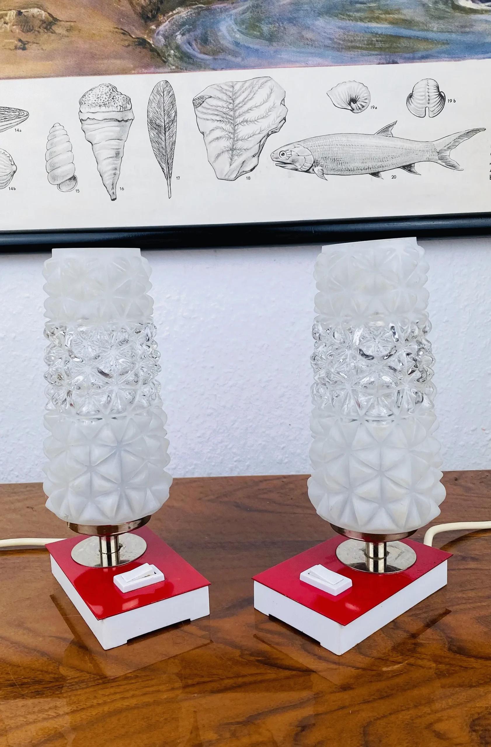 Vintage Nachttischlampen 70er | Rotes Sockel-Design & Strukturglas