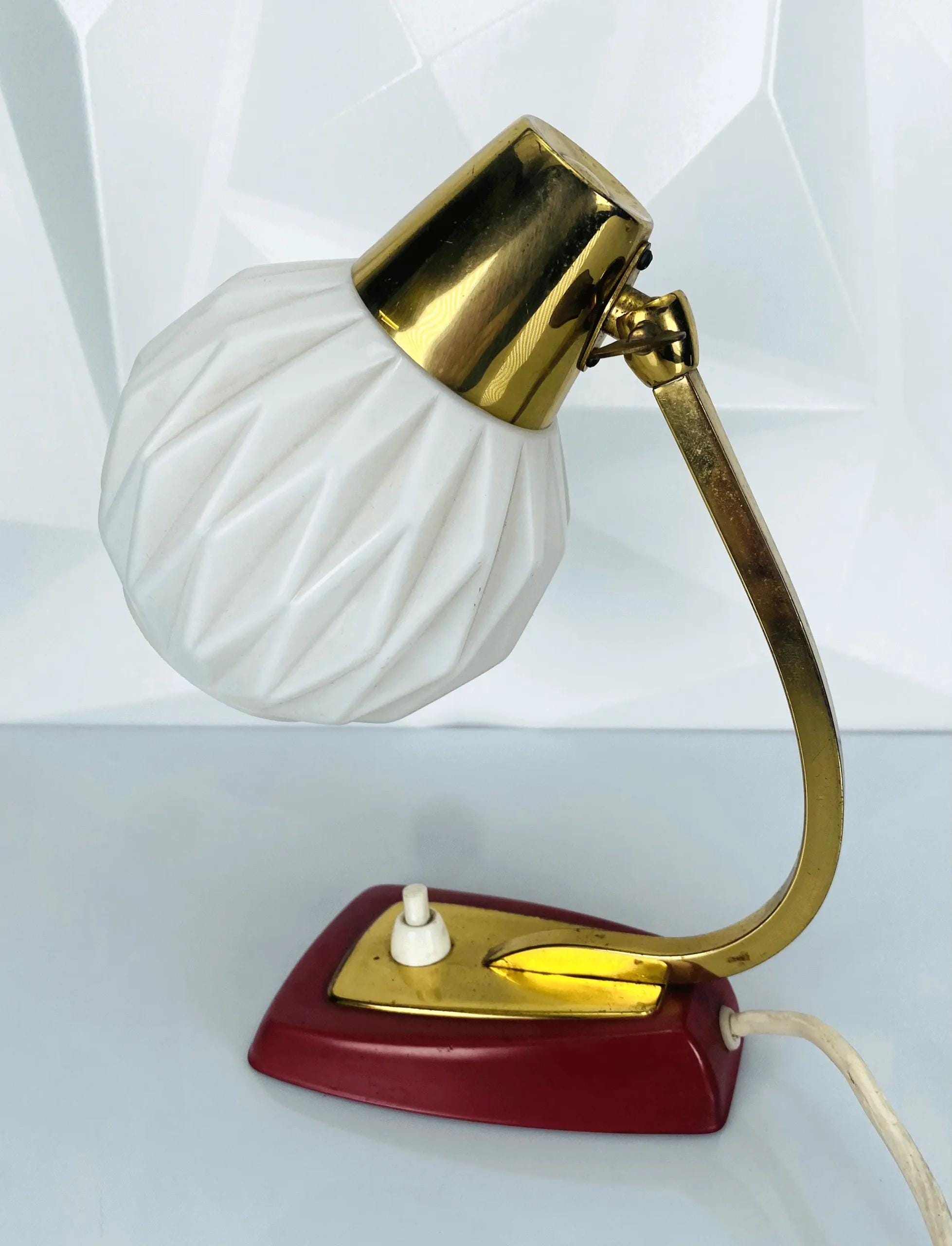 Deutsche Mid-Century Tischlampe | 1950er | Geometrischer Glasschirm & roter Sockel