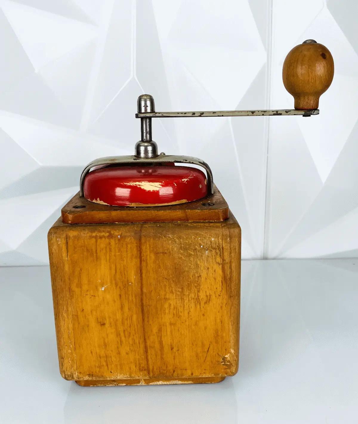 Dienes Kaffeemühle mit rotem Deckel - Vintage Handmühle aus Holz, 1950er