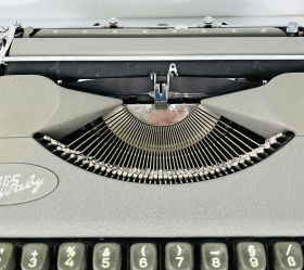 Hermes Baby Schreibmaschine | Grau | Schweizer Klassiker der 50er Jahre | QWERTZ | Tragbar mit Koffer